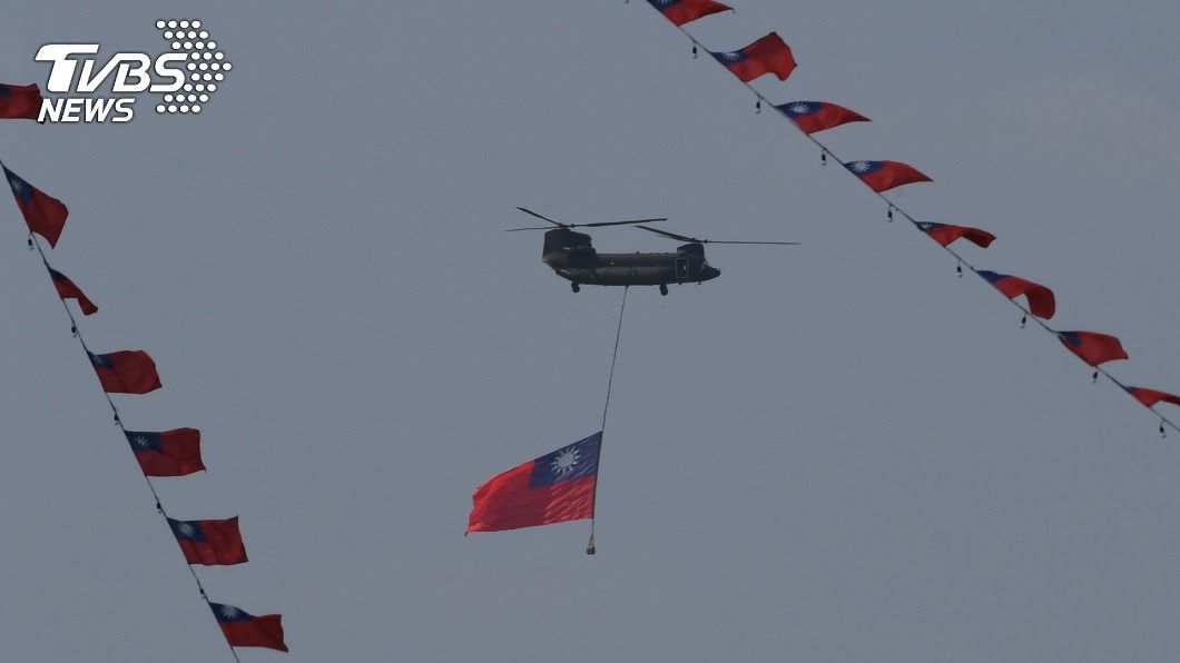 圖為108年國慶大會在總統府前廣場舉行，CH-47運輸直升機吊掛巨型國旗飛越觀禮台。（圖／中央社資料照）
