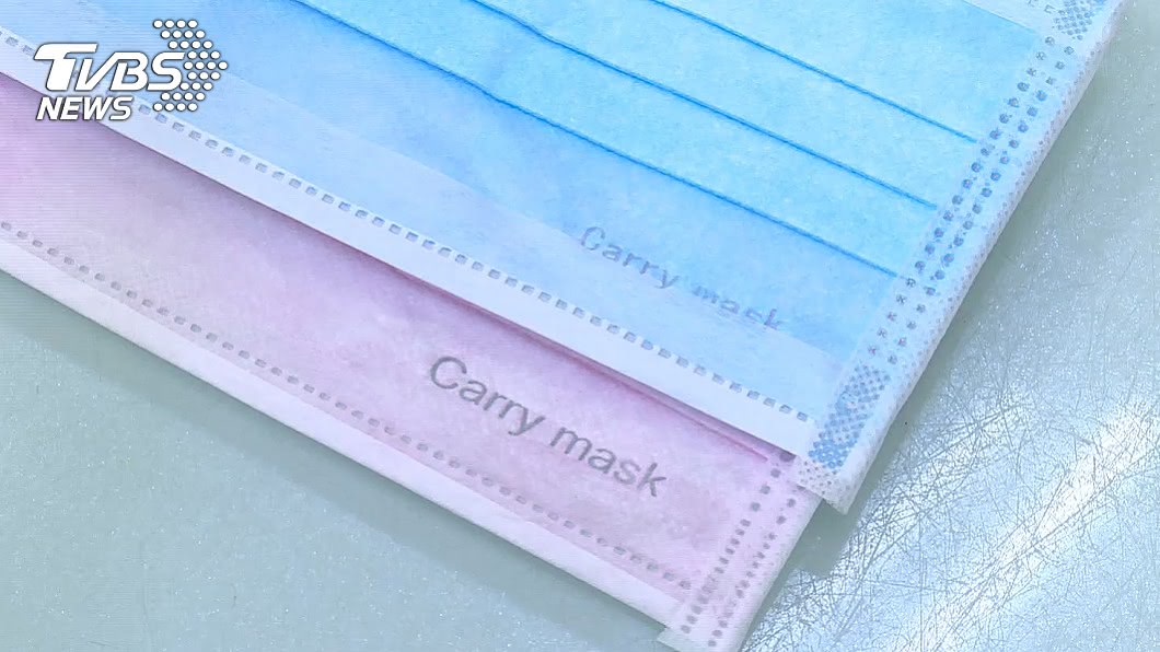 藥師提醒，只有實名制且右下角有Carry Mask鋼印字樣可換貨（圖／TVBS資料畫面） 加利口罩換貨亂象多　實名制加鋼印才能換