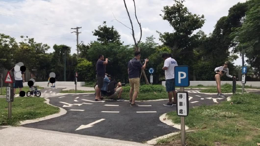 有網友發現，在新竹南寮的親子公園中，有穿著清涼的外拍團。（圖／翻攝自新竹大小事臉書）