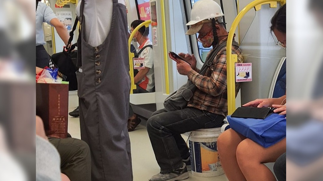 捷運車廂中，一名工人坐在油漆桶上。（圖／翻攝自爆廢公社公開版臉書） 怕弄髒座位…工人搭捷運屈身「坐油漆桶」　感動萬人