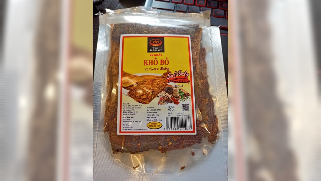 有日本網友日前分享自己到越南玩時買了當地販售的肉乾，外觀上看起來沒啥異狀。（圖／翻攝自推特）