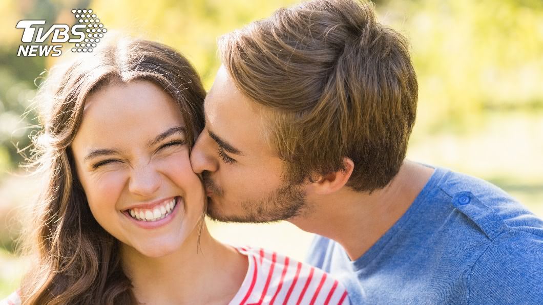 戀人親吻有助於提高男性收入。（示意圖／shutterstock達志影像）