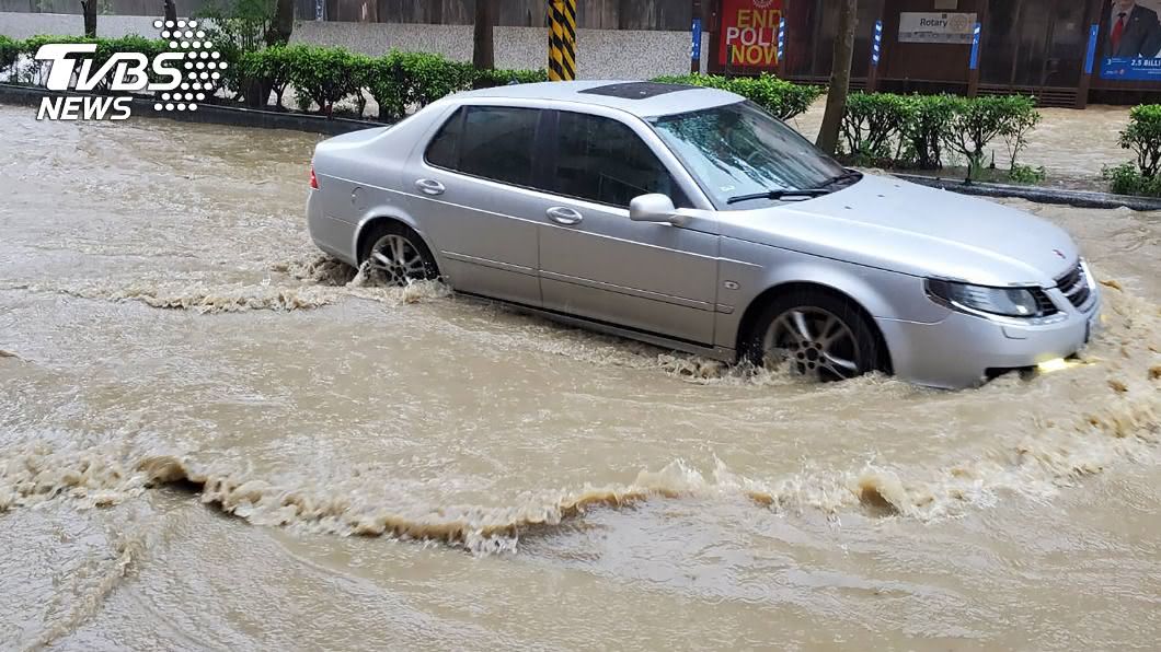 基隆市區多處路段傳出淹水災情。（圖／中央社）