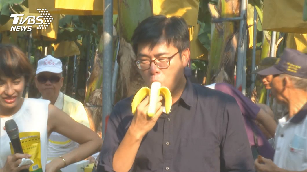 陳其邁呼籲企業與團膳多採購香蕉。（圖／TVBS）