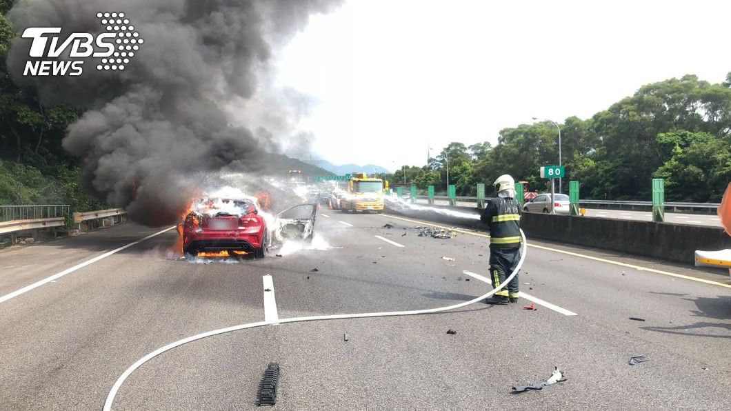 國道3號關西路段火燒車，目前已滅火恢復通車。（圖／中央社）