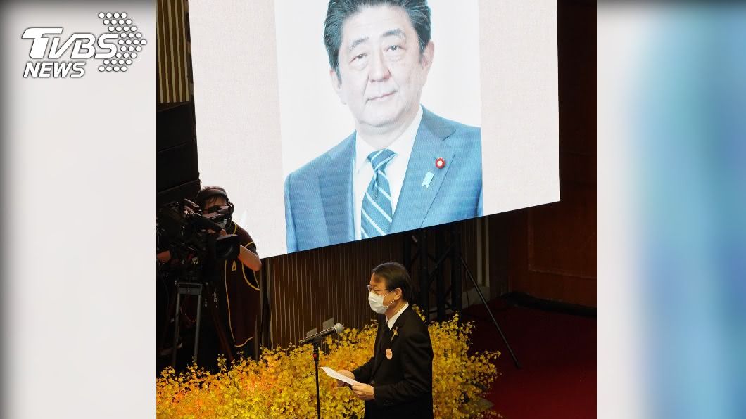 日本台灣交流協會台北事務所代表泉裕泰宣讀日本前首相安倍晉三悼詞。（圖／中央社）