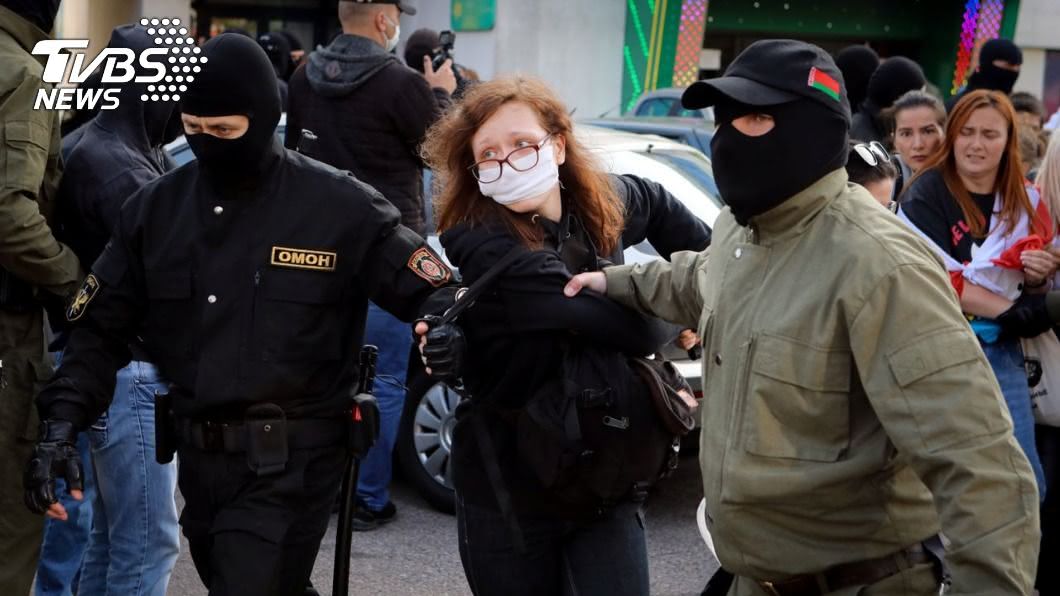 白俄羅斯警察逮捕上街示威抗議的婦女。（圖／達志影像路透社）