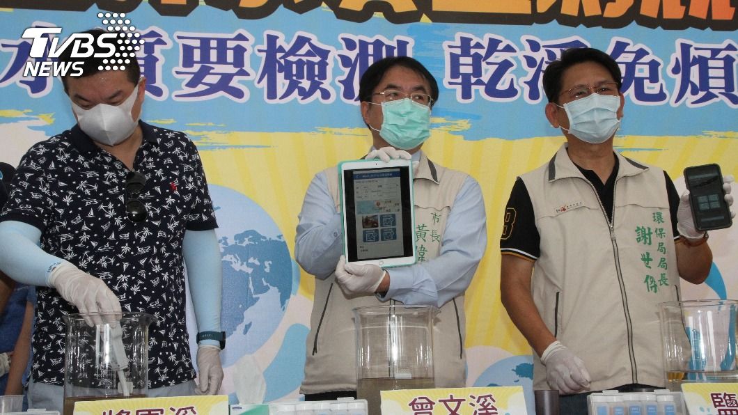 台南市長黃偉哲示範檢測後投入水域採樣。（圖／中央社）