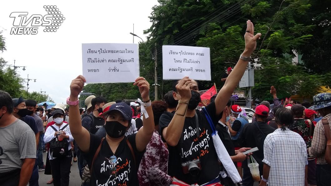泰國學生前往大皇宮遊行，要求修憲、政府下台及王室改革。（圖／中央社）