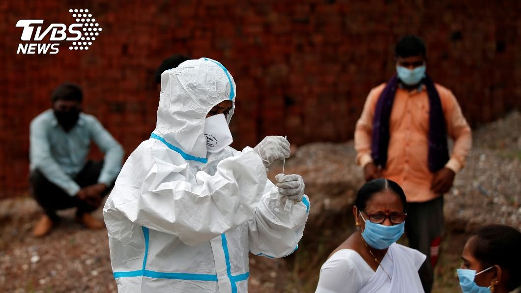 印度政府公布境內過去1天內新增9萬2605起染疫病例。（圖／達志影像路透社）
