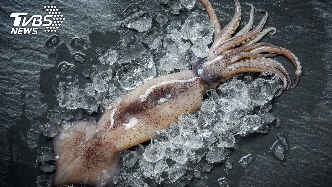 大陸一批冷凍魷魚外包裝經新冠病毒檢測為陽性。（示意圖／Shutterstock達志影像）