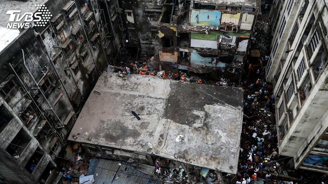 印度一棟3層樓住宅建築突然坍塌。（圖／達志影像路透社）