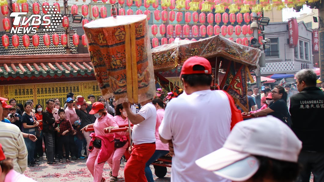 台灣廟會活動常可見到「起乩」儀式。（示意圖／shutterstock 達志影像）