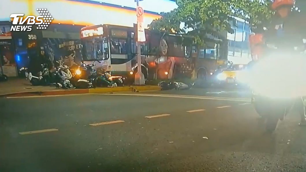 內湖地區昨 (9/21) 晚間發生公車衝撞人行道造成一死一傷慘劇。(圖／TVBS)