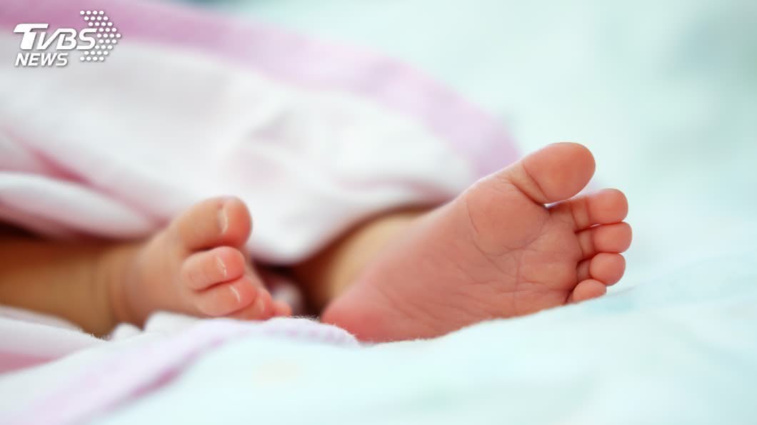 英國一名婦人45年前在醫院產下一子，但孩子出生僅7天就不幸夭折。（示意圖／shutterstock 達志影像）