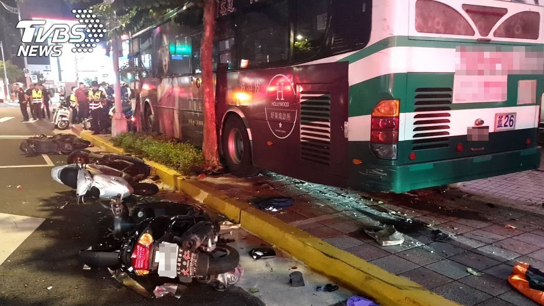 三重客運藍26公車衝撞人行道，造成1死1傷。（圖／中央社） 三重客運公車撞死人　北市：依法開罰9萬元