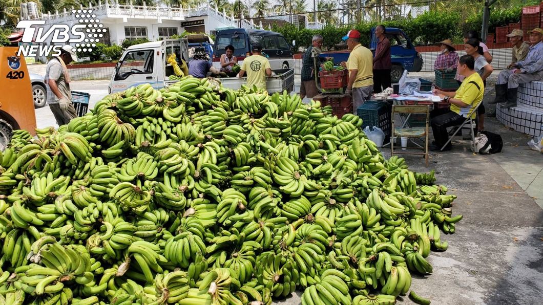 企業團購9萬多公斤挺蕉農。（圖／中央社）