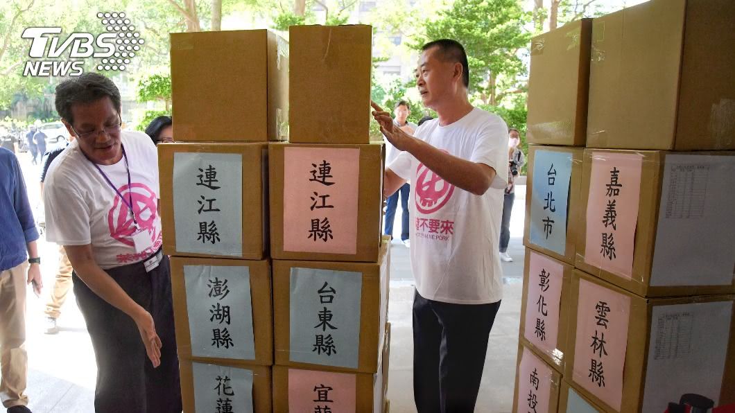 國民黨主席江啟臣說，「公投綁大選」、「顧食安公投」2項公投提案已完成第一階段連署。（圖／中央社）