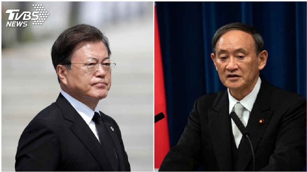 韓國總統文在寅（左）與日本首相菅義偉（右）進行電話會談。（圖／達志影像路透社）