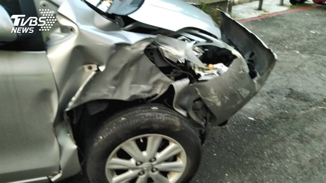 巷弄撞爛3車卻肇逃 疑衝突糾紛怕被揭露 車禍 涉嫌 刑案 Tvbs新聞網