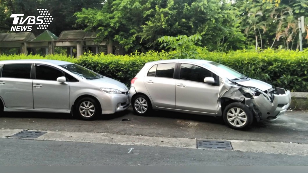 巷弄撞爛3車卻肇逃 疑衝突糾紛怕被揭露 車禍 涉嫌 刑案 Tvbs新聞網