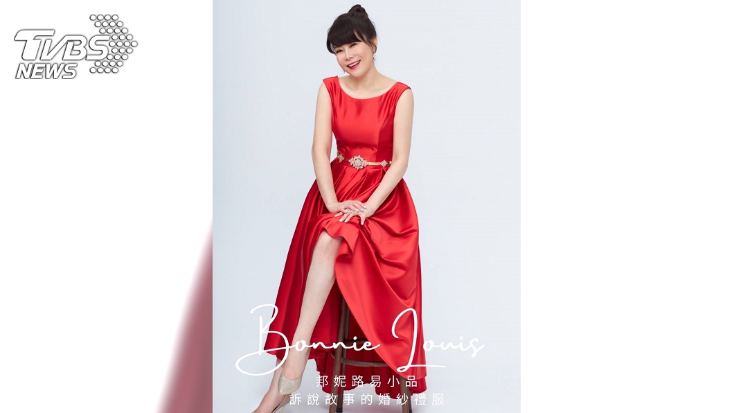 TVBS《新聞大白話》主持人錢怡君禮服試裝第三套，融合一、二款優點及網友意見，最終舞台版。（圖／TVBS）