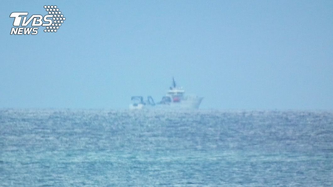 圖為26日上午海軍運輸補給艦出現在台東沿海。（圖／中央社）