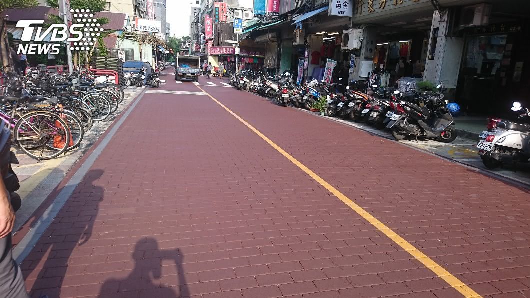萬華大理街以瀝青彩色壓花舖面更新。（圖／中央社）
