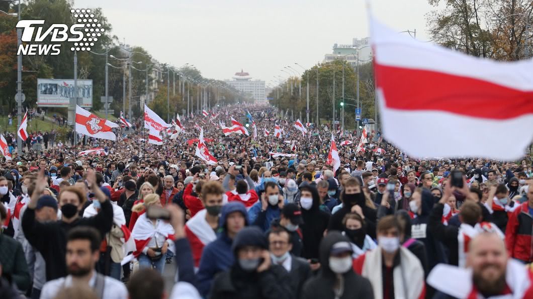 白俄羅斯各地數萬示威者上街抗議。（圖／達志影像路透社）