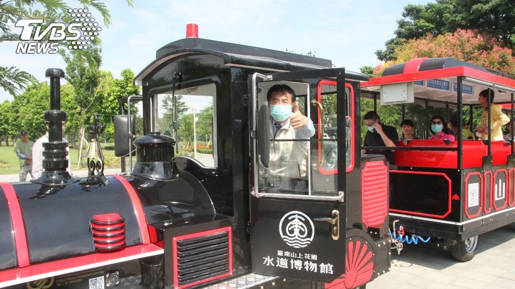 黃偉哲親駕遊園車，宣傳台南水道博物館週年慶。（圖／中央社）