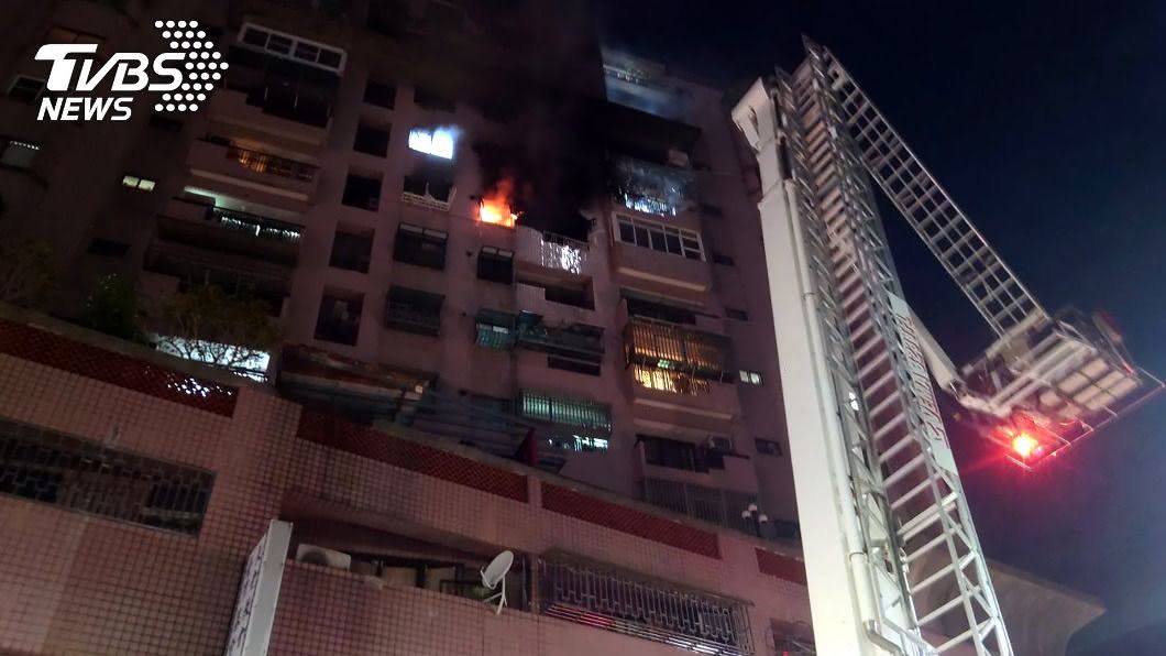 嘉義市住商大樓發生一起氣爆火警，1男全身燒燙傷送醫。（圖／中央社）