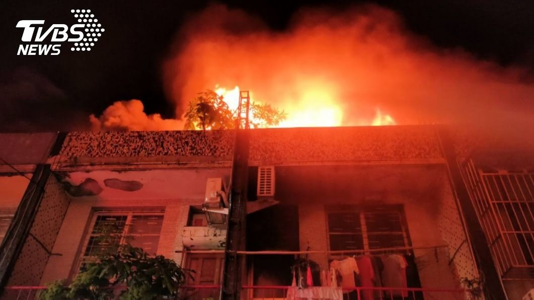 高雄民宅昨晚驚遭火噬，延燒4戶，幸無人員受困傷亡。（圖／中央社）