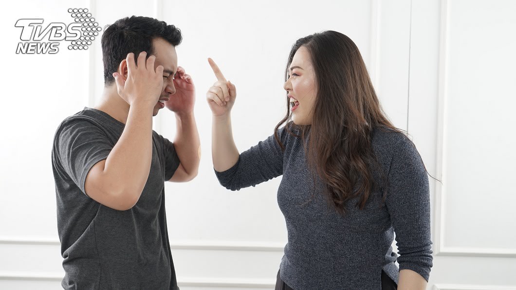 男稱呼父母為「爸爸媽媽」引起女友不滿。（示意圖／shutterstock達志影像）