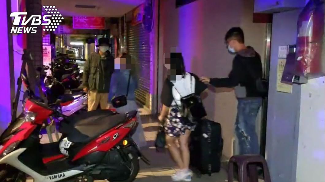 萬華警方強力掃黃，破獲4個應召站並將21人逮捕。（圖／中央社）