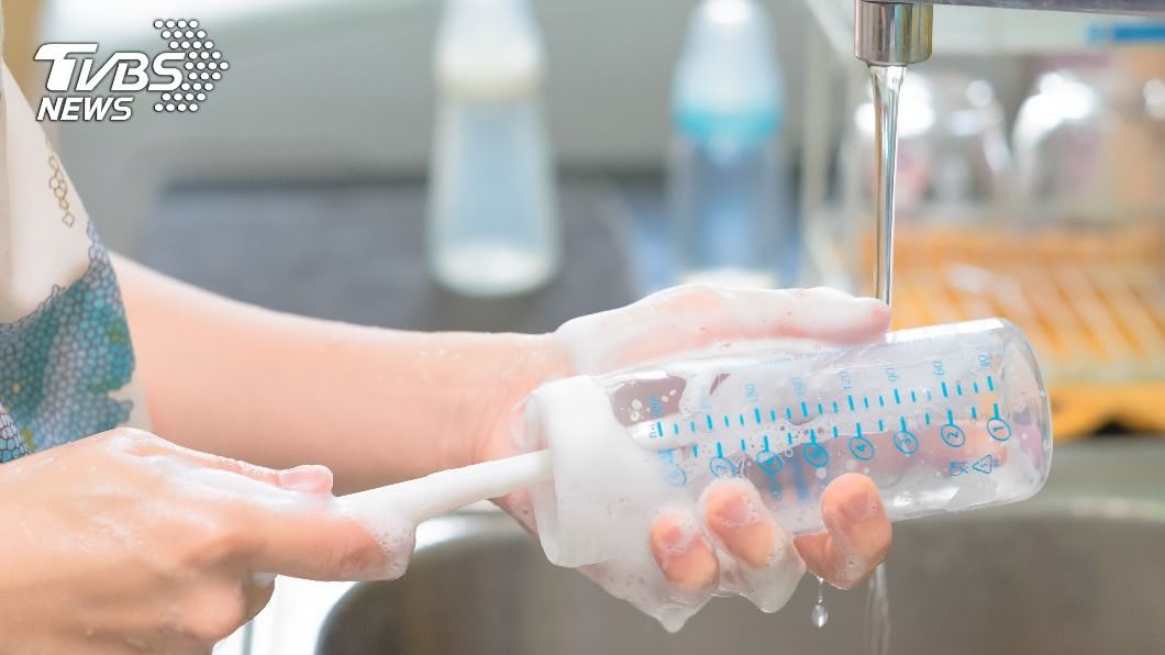 彰化一對準妯娌因洗碗水噴到奶瓶爆衝突。（示意圖／Shutterstock達志影像）