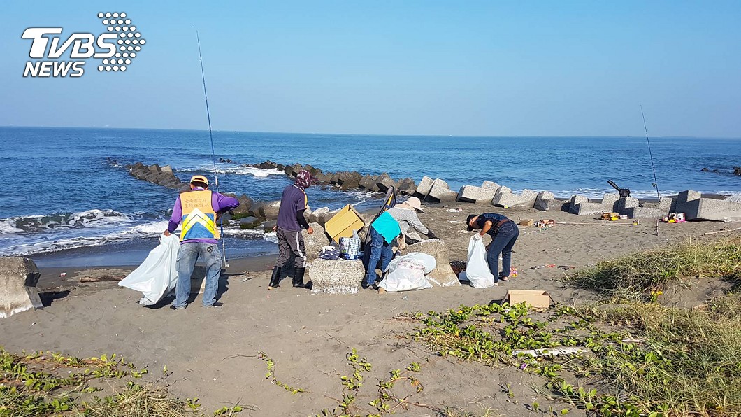 南市環保局在轄內海灘清出1.4公噸垃圾。（圖／中央社） 中秋夜過後　台南海灘清出1.4公噸垃圾