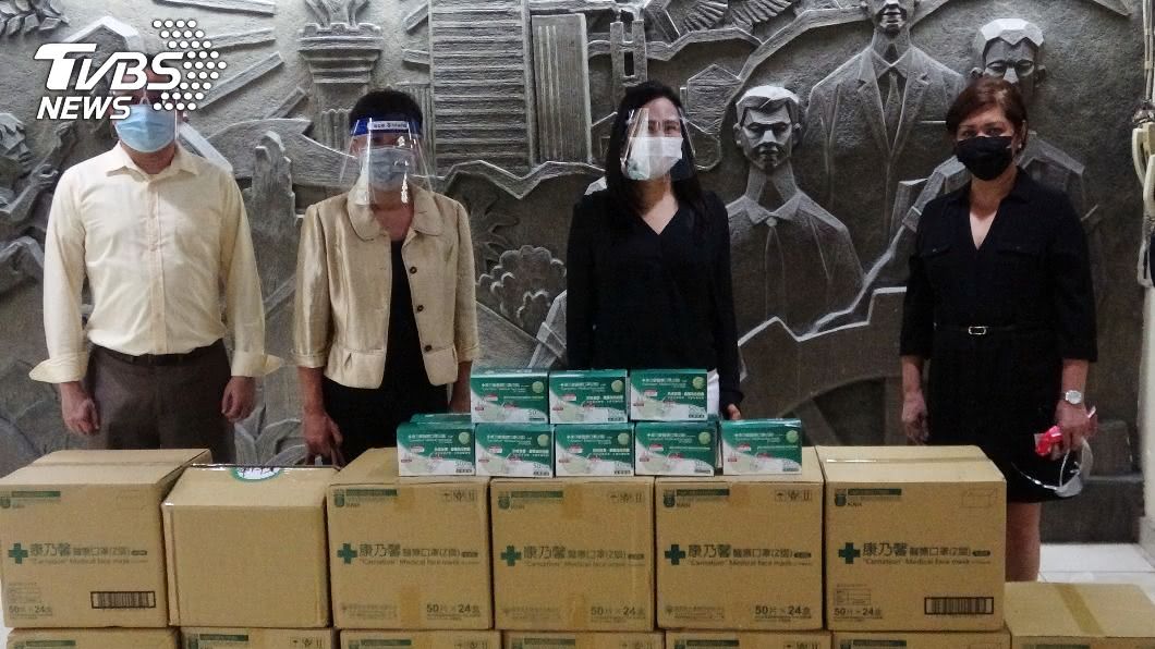 台北市政府捐贈菲律賓奎松市口罩。（圖／中央社）