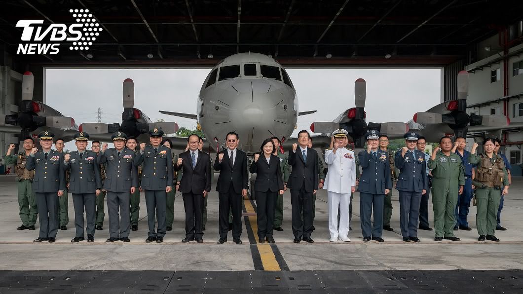 總統蔡英文今天視導駐地在屏東的空軍第六混合聯隊。（圖／中央社）