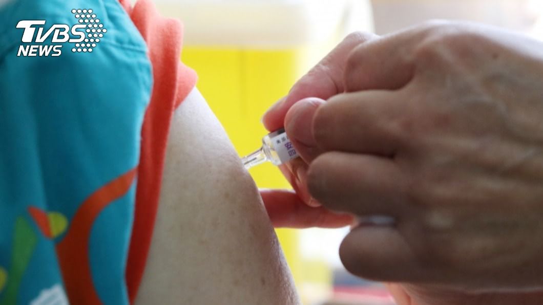 學者表示施打流感疫苗民眾減少求醫，有助降低染疫風險。（圖／中央社資料照）