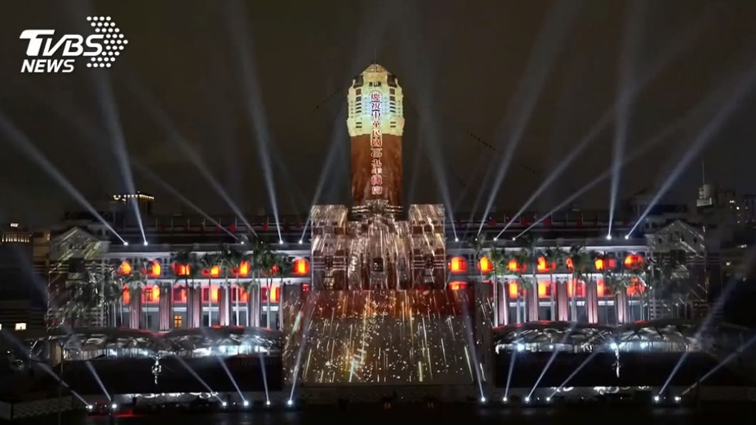 今年國慶，光雕秀首次將雷射結合光雕，讓總統府化身為海上「燈塔」。（圖／TVBS）