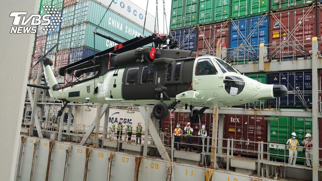 6架重型黑鷹直升機今運抵高雄港。（圖／空勤總隊提供）