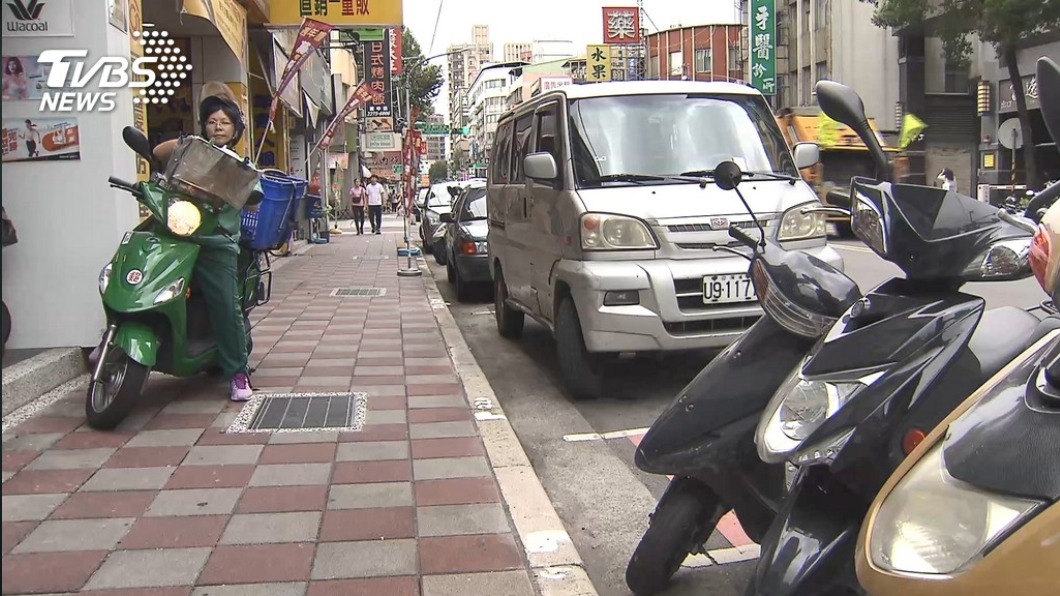 機車騎上人行道停車遭罰一矛盾掀網共感 難道用推的 汽車 停車格 違規 Tvbs新聞網