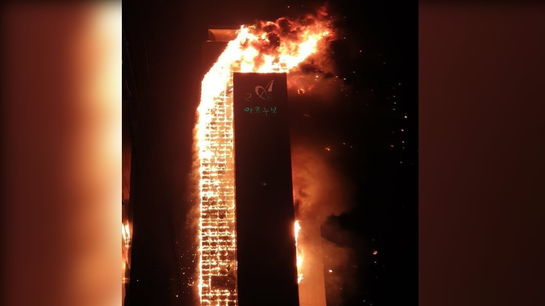 南韓蔚山33層公寓狂燒。（圖／翻攝自推特／@WW_07prince17）