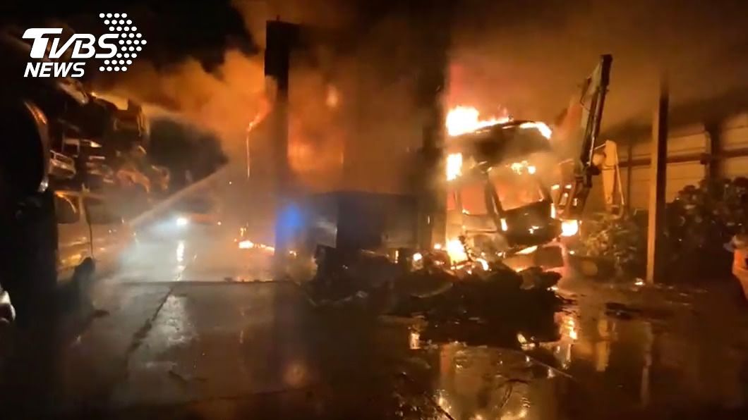 宜蘭汽車回收廠發生火警，火勢燃燒猛烈。（圖／TVBS）