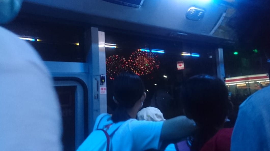 網友抱怨在接駁車上看完國慶煙火。（圖／翻攝自爆怨公社）