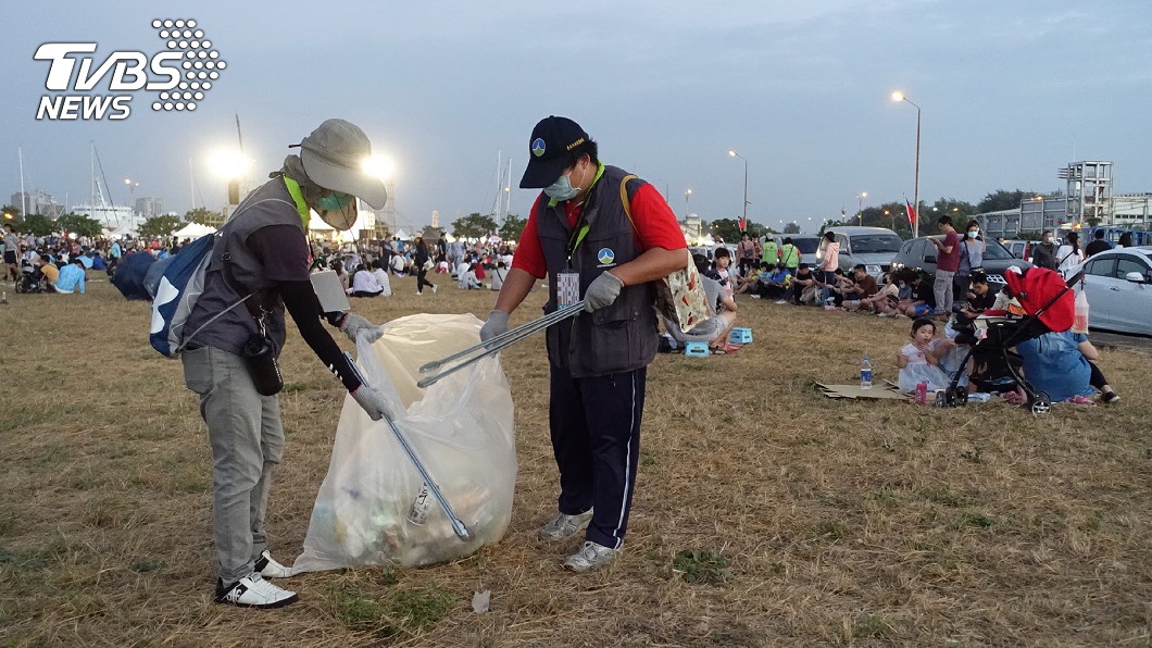 國慶煙火結束後，台南清出150噸垃圾。（圖／台南市環保局提供）