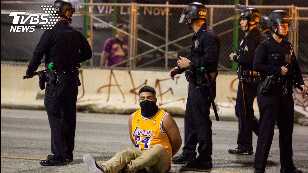 NBA洛杉磯湖人隊11日拿下總冠軍，不顧防疫規定上街狂歡警方逮捕76人。（圖／達志影像路透社）