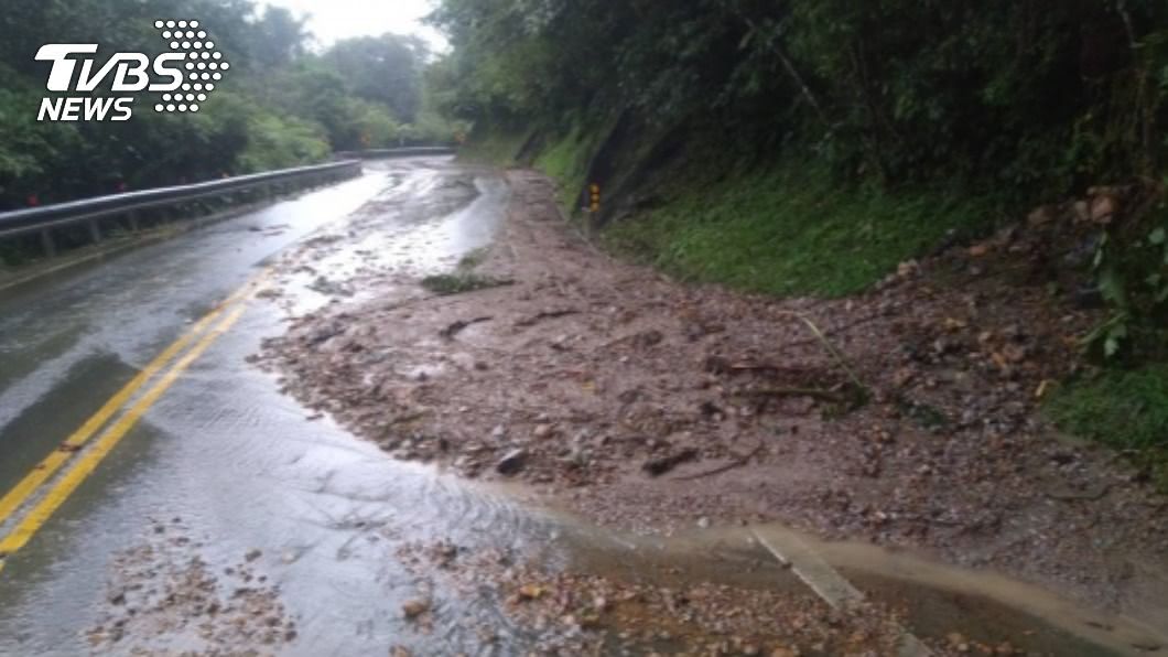 宜蘭受持續性降雨影響，部分路段坍方淹水。（圖／中央社）
