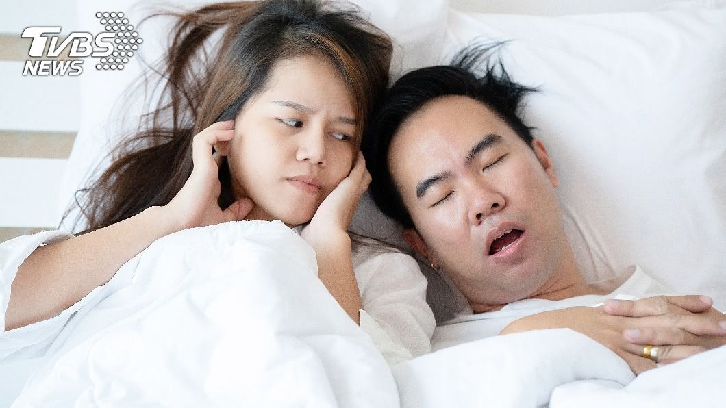 大多數患有睡眠呼吸中止症的人都會打呼。（示意圖／shutterstock達志影像）