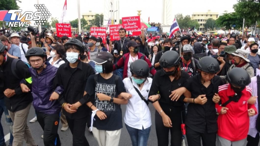 泰國反政府團體原預定於總理府前紮營，學運領袖宣布把抗議移到市中心。（圖／中央社）